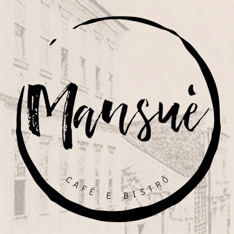 Logotipo existente do Mansuè aplicado sobre a textura clara da identidade visual.